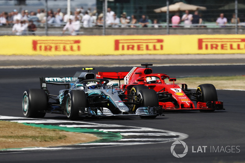 Валттері Боттас, Mercedes AMG F1 W09, попереду Себастьяна Феттеля, Ferrari SF71H