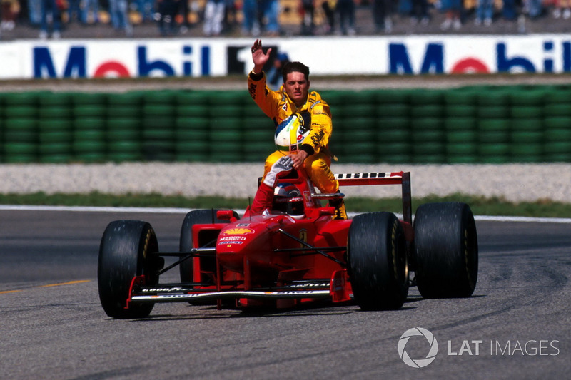 Michael Schumacher, Ferrari, Giancarlo Fisichella, Jordan'ı aracının üstünde taşıyor