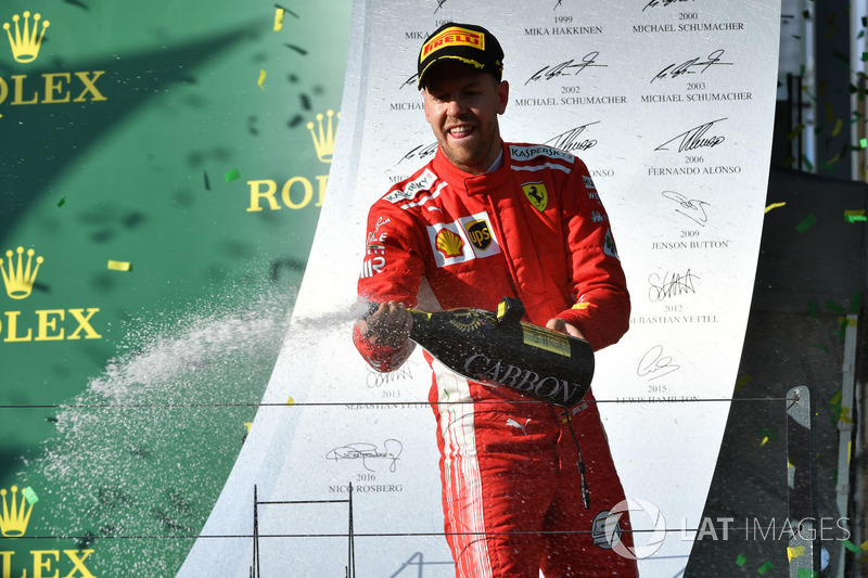 Le vainqueur Sebastian Vettel, Ferrari fête sa victoire sur le podium avec du champagne