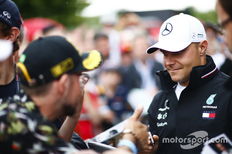 Valtteri Bottas, Mercedes AMG F1, taraftarlara imza dağıtıyor