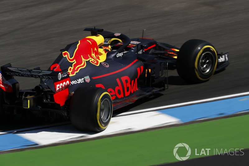 Daniel Ricciardo, Red Bull Racing RB14, has a sideways moment