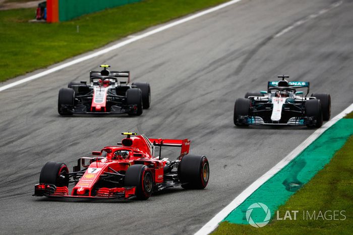 Kimi Raikkonen, Ferrari SF71H,  Lewis Hamilton, Mercedes AMG F1 W09, y Kevin Magnussen, Haas F1 Team VF-18