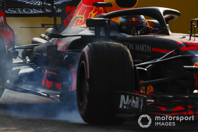 Max Verstappen, Red Bull Racing RB14, locks-up a front wheel