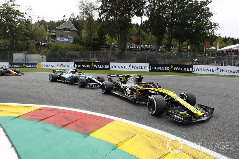 Carlos Sainz Jr., Renault Sport F1 Team R.S. 18., leads Valtteri Bottas, Mercedes AMG F1 W09