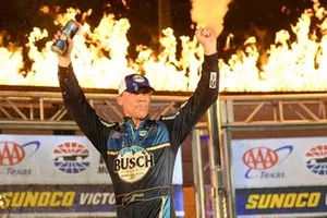 Race winner Kevin Harvick, Stewart-Haas Racing, Ford Mustang Busch Beer / Ducks Unlimited