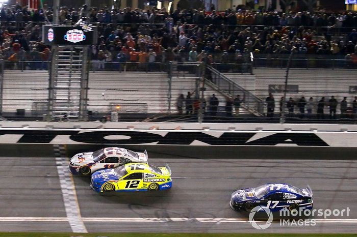 Denny Hamlin, Joe Gibbs Racing, Toyota Camry FedEx Express gana por tercera vez las 500 millas de Daytona