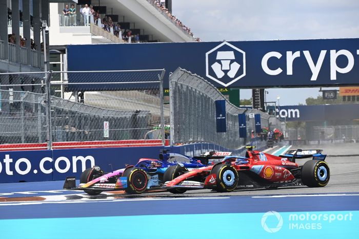 Daniel Ricciardo, RB F1 Team VCARB 01, lucha con Carlos Sainz, Ferrari SF-24