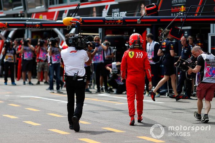 Sebastian Vettel, Ferrari camina de vuelta a boxes
