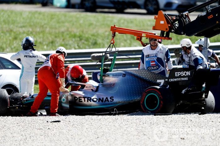 Coche de Valtteri Bottas, Mercedes AMG W10 es removido después de chocar