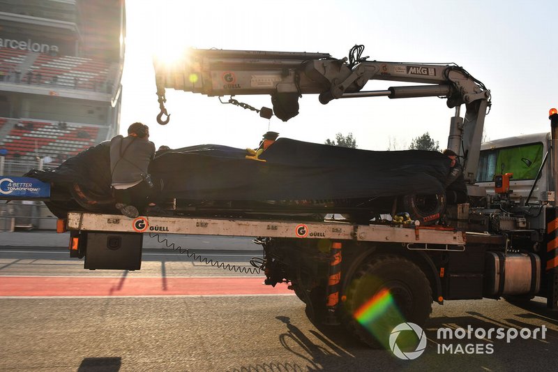 La monoposto di Lando Norris, McLaren, viene riportata ai box