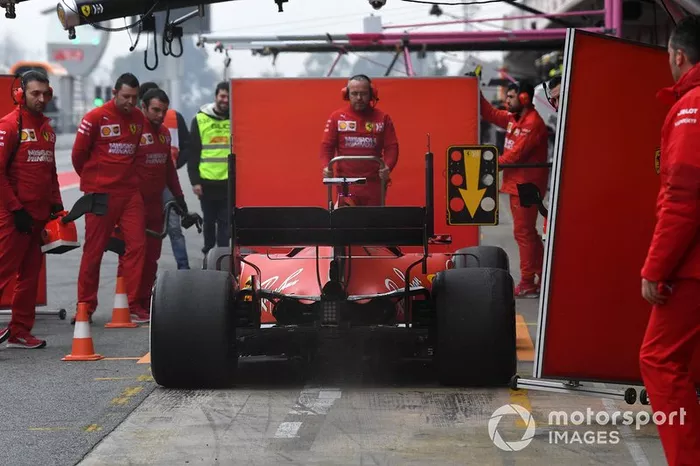 Sebastian Vettel, Ferrari SF90 y mecánicos de Ferrari con paneles para tapar su coche de la vista de los curiosos