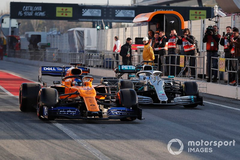 Carlos Sainz Jr, McLaren MCL34 en Valtteri Bottas, Mercedes-AMG F1 W10 EQ Power+