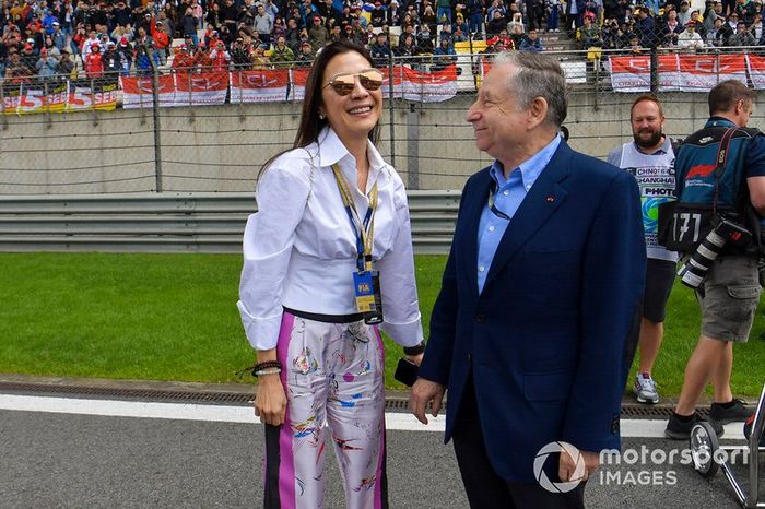 La actriz Michelle Yeoh con su marido Jean Todt, Presidente de la FIA