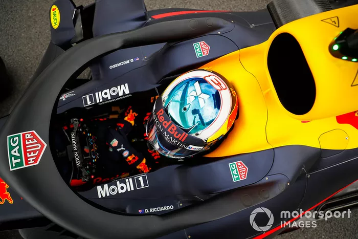 Daniel Ricciardo, Red Bull Racing, espera al final del pit lane