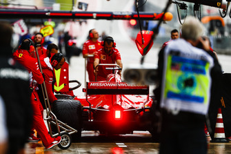 Sebastian Vettel, Ferrari SF71H, in pit lane durante le prove