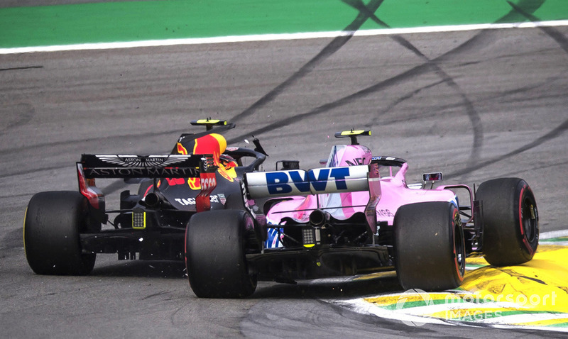 Лідер гонки Макс Ферстаппен, Red Bull Racing RB14 потрапив в аварію з Естебаном Оконом, Racing Point Force India VJM11