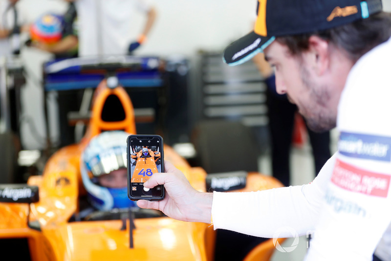 Fernando Alonso scatta una foto a Jimmie Johnson, nell'abitacolo di una McLaren