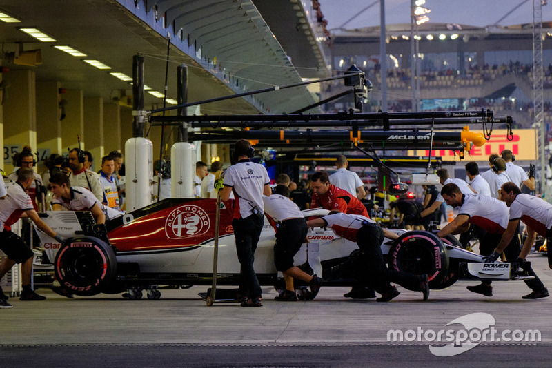 Marcus Ericsson, Sauber Ferrari pit stop