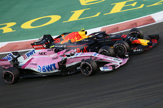 Esteban Ocon, Racing Point Force India VJM11 and Max Verstappen, Red Bull Racing RB14 battle