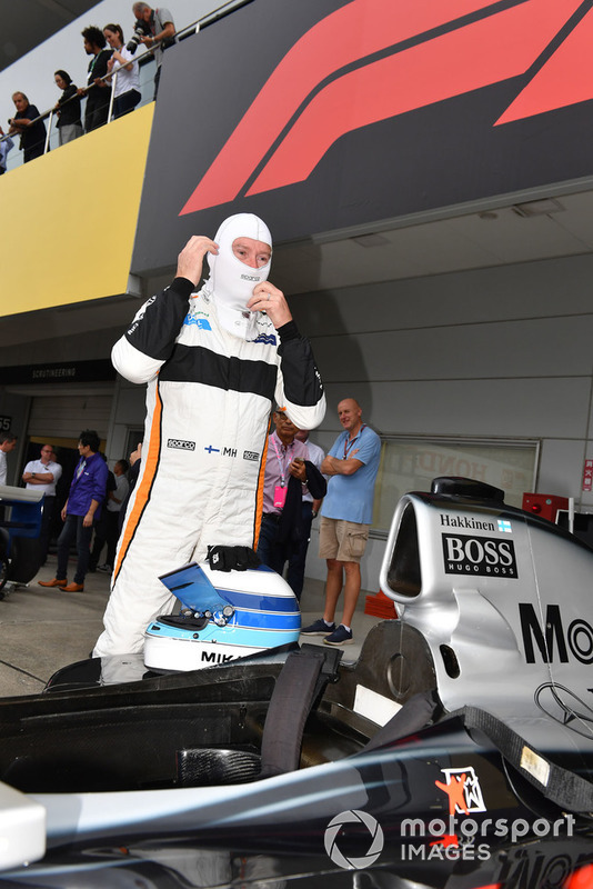 Mika Häkkinen pilote la McLaren MP4/13 à Suzuka