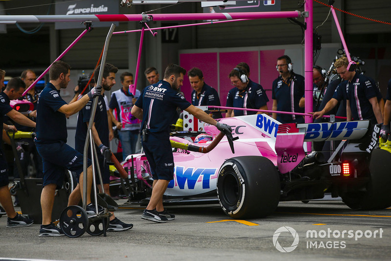 Sergio Perez, Racing Point Force India VJM11, dans les stands