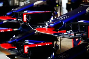 Des nez et ailerons avant de Scuderia Toro Rosso STR13 dans la voie des stands
