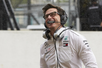 Toto Wolff, directeur exécutif Mercedes AMG F1, fête la pole position de Lewis Hamilton, Mercedes AMG F1