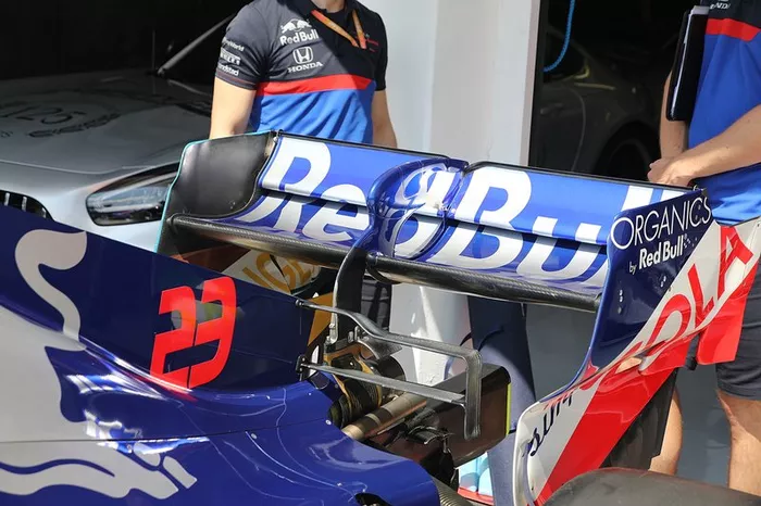 Toro Rosso STR14, ala trasera