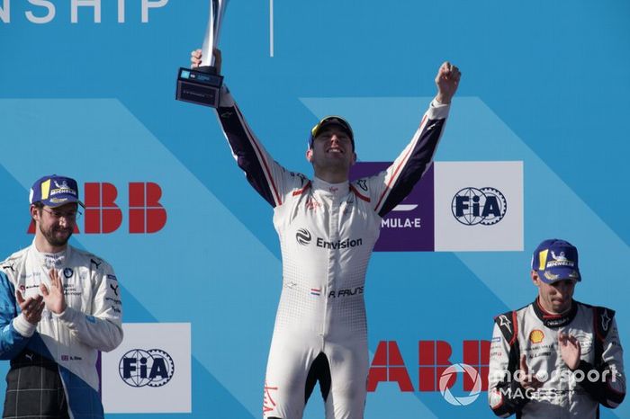 Ganador de la carrera, Robin Frijns, Envision Virgin Racing celebra con Alexander Sims, BMW I Andretti Motorsports, Sébastien Buemi, Nissan e.Dams.