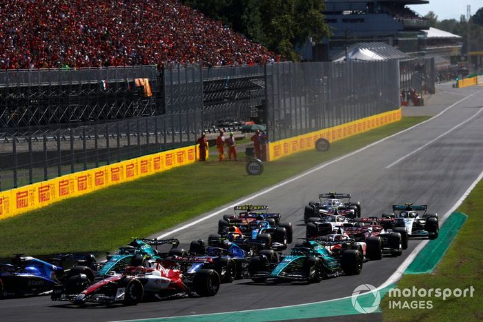 Zhou Guanyu, Alfa Romeo C42, Sebastian Vettel, Aston Martin AMR22, Nicholas Latifi, Williams FW44, Lance Stroll, Aston Martin AMR22, el resto en la primera vuelta