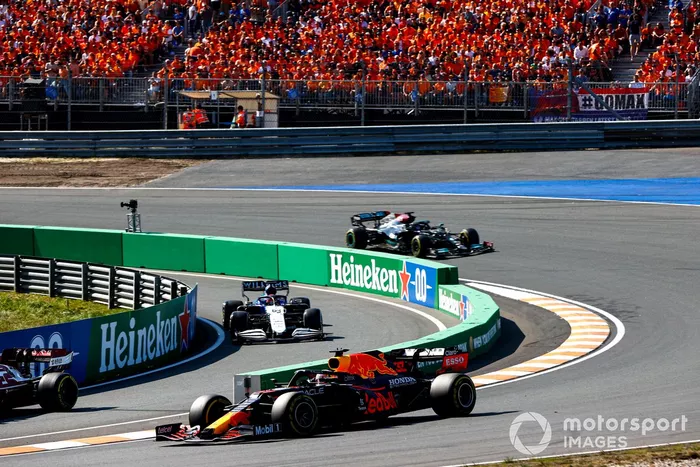 Max Verstappen, Red Bull Racing RB16B, George Russell, Williams FW43B, saliendo de pits