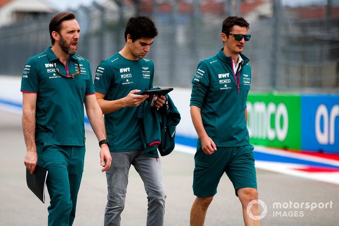 Lance Stroll, Aston Martin, camina la pista