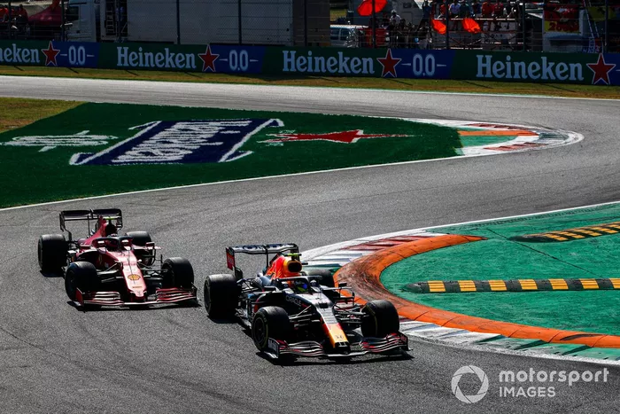 Sergio Pérez, Red Bull Racing RB16B, Carlos Sainz Jr., Ferrari SF21