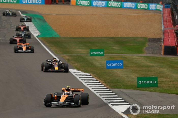 Lando Norris, McLaren MCL60, Max Verstappen, Red Bull Racing RB19, Oscar Piastri, McLaren MCL60
