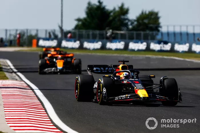Max Verstappen, Red Bull Racing RB19, Oscar Piastri, McLaren MCL60
