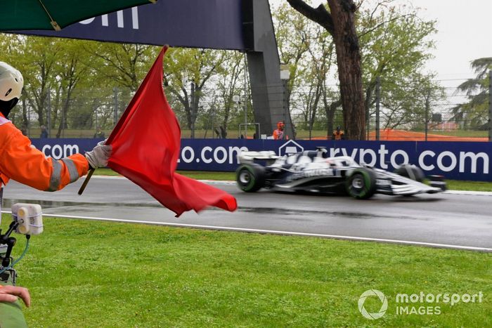 Oficial de pista agita una bandera roja al paso de Pierre Gasly, AlphaTauri AT03