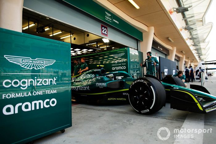 Sebastian Vettel, Aston Martin AMR22, sale del box