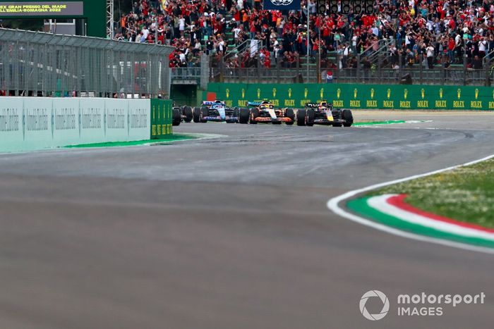 Max Verstappen, Red Bull Racing RB18, Charles Leclerc, Ferrari F1-75, Lando Norris, McLaren MCL36, Fernando Alonso, Alpine A522, en la salida