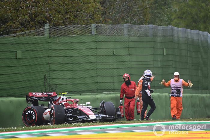 Zhou Guanyu, del equipo Alfa Romeo F1, es asistido por los comisarios después de estrellarse en la carrera Sprint