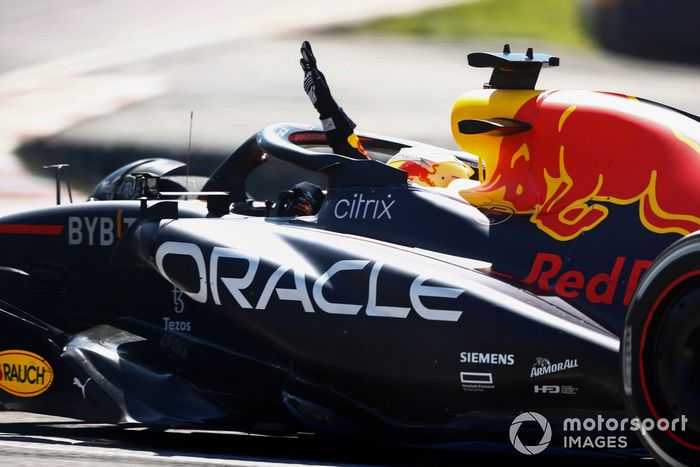 Max Verstappen, Red Bull Racing RB18, 1ª posición, celebra durante su vuelta de la victoria de camino al Parc Ferme