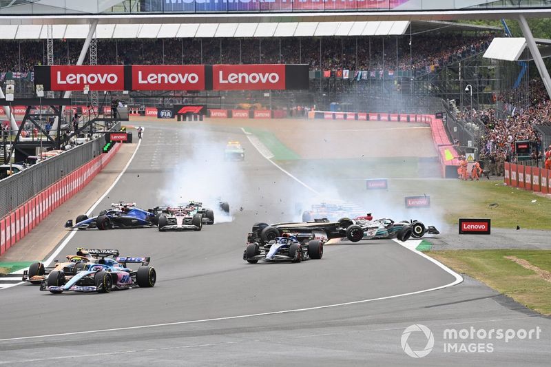 La carrera se pone en marcha y se produce un enorme accidente en el que se ven involucrados George Russell, Mercedes W13, Zhou Guanyu, Alfa Romeo C42, Alex Albon, Williams FW44, Esteban Ocon, Alpine A522, Yuki Tsunoda, AlphaTauri AT03