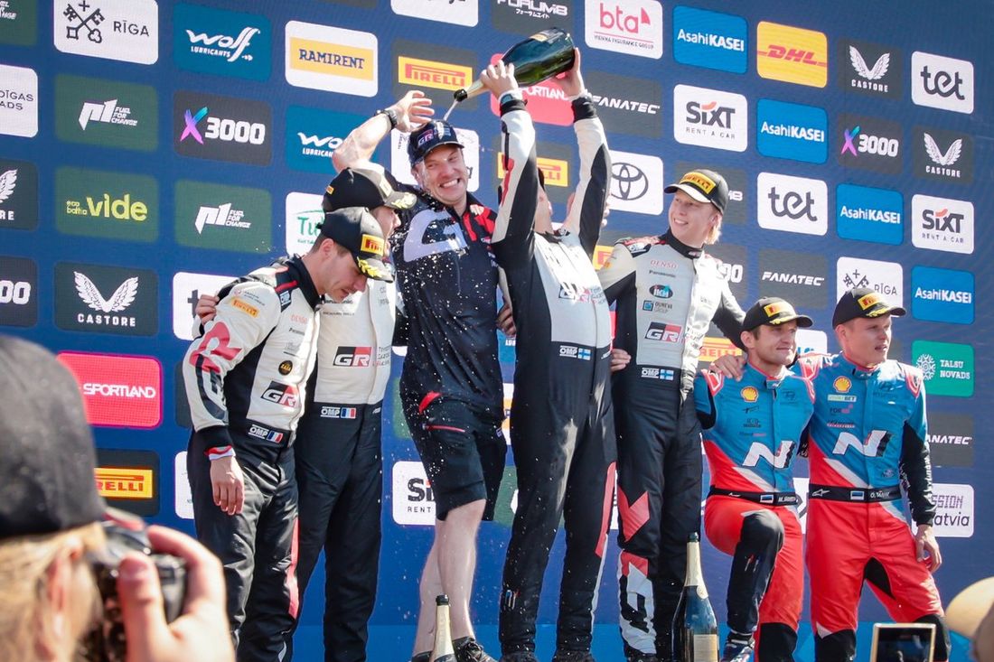 Podio: ganadores Kalle Rovanperä, Jonne Halttunen, Toyota Gazoo Racing WRT Toyota GR Yaris Rally1, 2º#Sébastien Ogier, Vincent Landais, Toyota Gazoo Racing WRT Toyota GR Yaris Rally1, tercer puesto Ott Tänak, Martin Järveoja, Hyundai World Rally Team Hyun