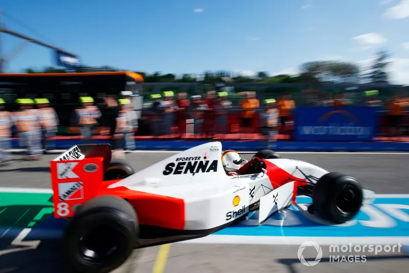 Sebastian Vettel conduit la McLaren MP4/8 d'Ayrton Senna