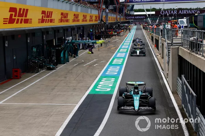 Fernando Alonso, Aston Martin AMR24, Lewis Hamilton, Mercedes F1 W15, Isack Hadjar, Red Bull Racing RB20, fuera del pit lane