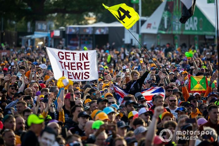 Fans de Lewis Hamilton, del equipo Mercedes-AMG F1, reunidos en el escenario