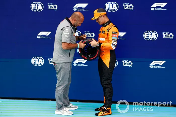 Max Sirena, director de equipo y patrón del equipo Pirelli Prada Luna Rossa Americas Cup, entrega a Lando Norris, del equipo McLaren F1, su premio Pirelli Pole Position.