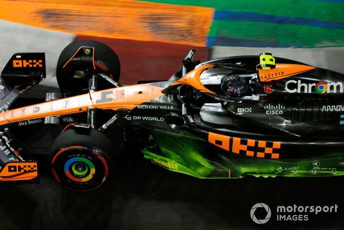Lando Norris, McLaren MCL60, con pintura aerodinámica aplicada