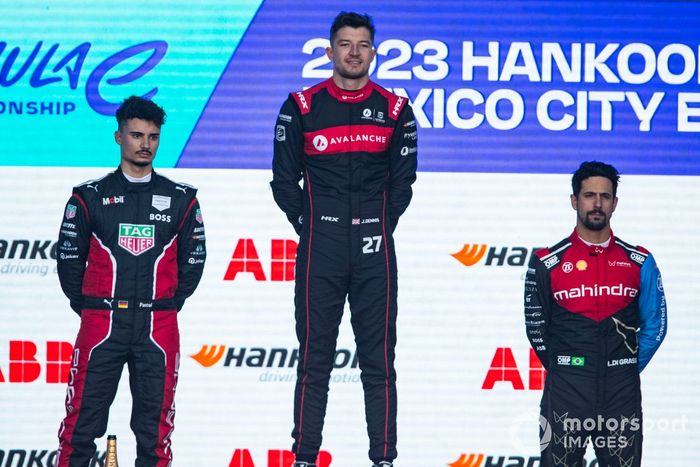 Podio: Pascal Wehrlein, Porsche, 2ª posición, Jake Dennis, Andretti Autosport, 1ª posición, Lucas di Grassi, Mahindra Racing, 3ª posición