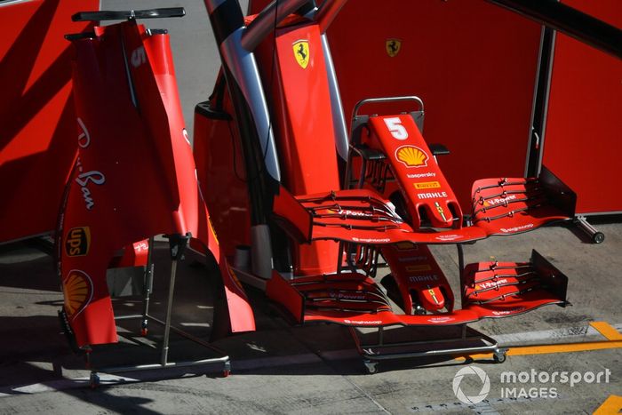 La carrocería en el pit lane fuera del garaje de Ferrari