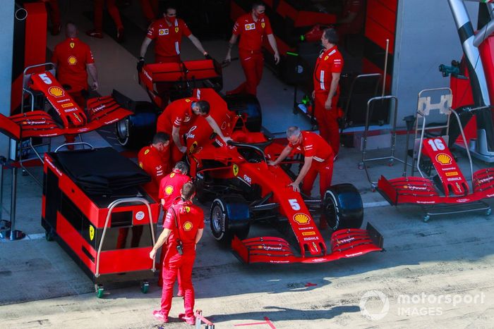 El monoplaza de Sebastian Vettel Ferrari SF1000 en pit lane